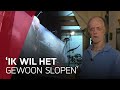 Uitzicht weg door enorm reclamedoek