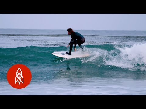 夜のサーフィン、波を照らす