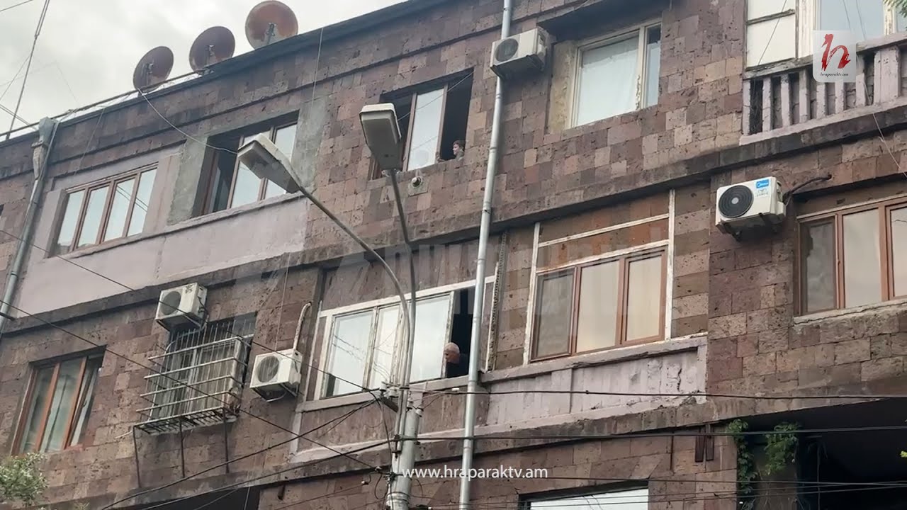 Երեխաները պատուհանից ողջունում են քայլերթի մասնակիցներին