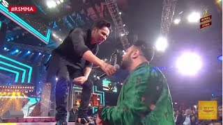 Varun raps out Tamma Tamma With Badshah at the Royal Stag Mirchi Music Awards | #RSMMA