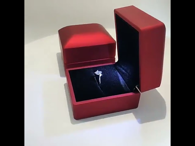 Vídeo relacionado con KMKANPO Caja de anillos,Light Ring Box,Jewelry Box,Caja de regalo de joyería,caja de almacenamiento,para Boda, propuesta,Compromiso,Aniversario(Negro)