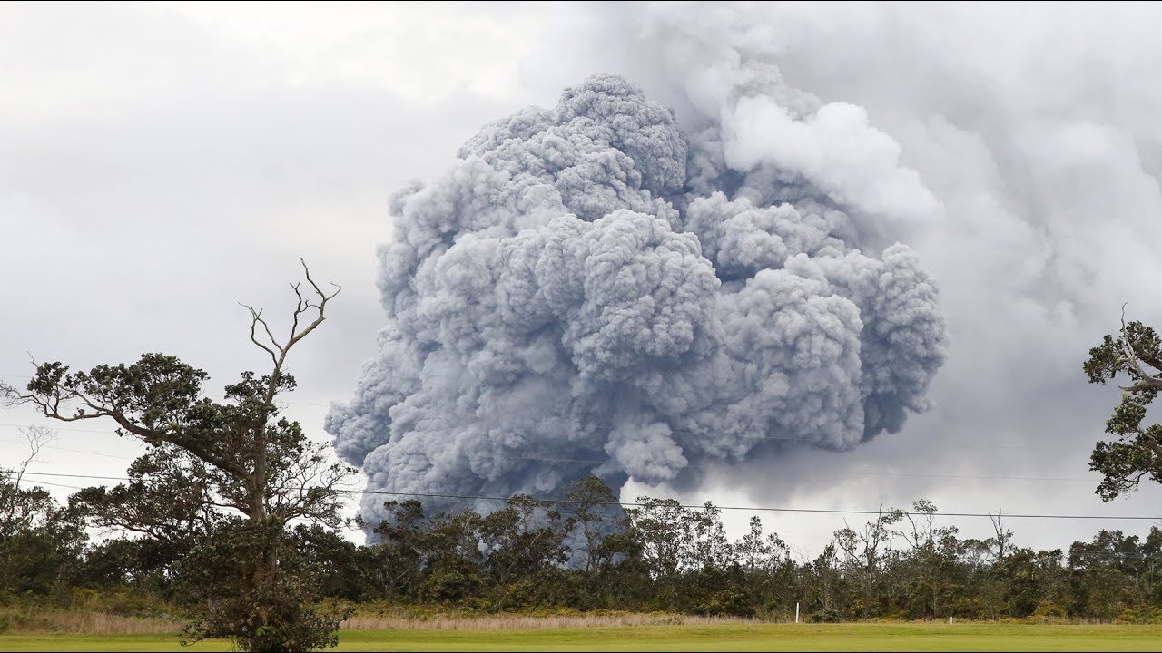 Hawaii on red alert as Kilauea volcano eruption plumes of ash grounds planes