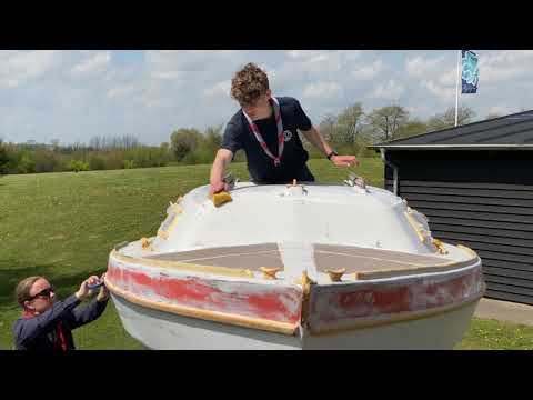 Bådene bliver gjordt klar og bliver søsat.