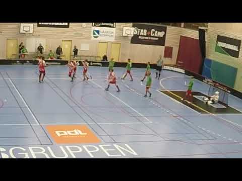 Joel#10 driver upp med en hand och skjuter där Malte#47 trycker in returen