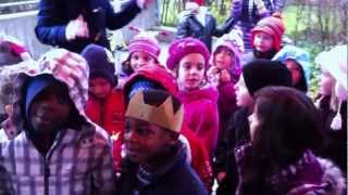 Kleine Kids singen das Tony Marroni Lied als Dank für die gratis Marroni von Happy-Catering.ch