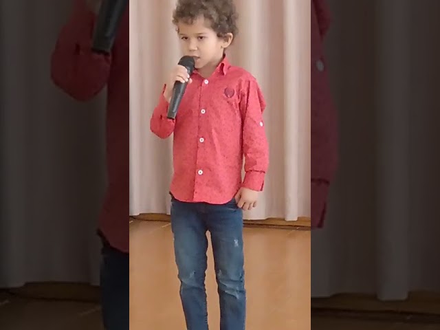 6 яшьлек балкар егете Әхмәт Кязим Мечиев шигырен сөйли. Яникой авылы