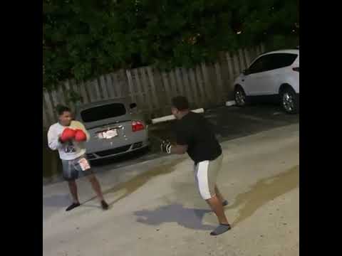 JAMBY EL FAVO  tira puño con un amigo