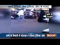 Shocking! Youth confesses love to his girlfriend in the middle of the road in Mumbai
