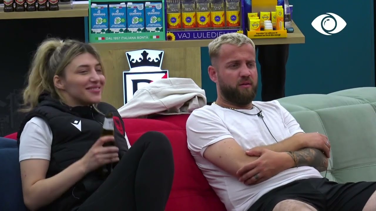 Banorët shohin dhe komentojnë darkën e vajzave përmes monitorit