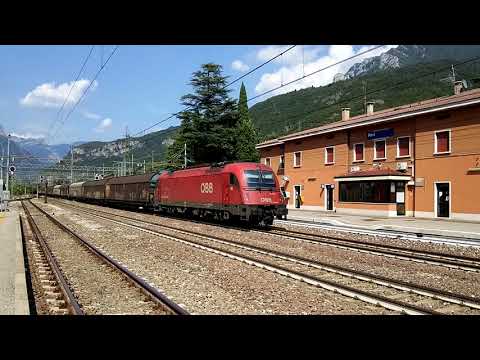 IL SALUTO DELLA TAURUS OBB E.190 023 IN TRANSITO CON CARRI MERCI A PERI. (VR) 17 - 8 - 2017