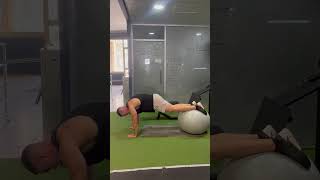 ENCOGIMIENTO DE RODILLAS FITBALL