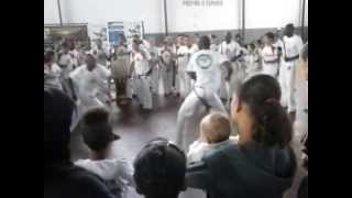 preview picture of video 'Capoeira na Quadra Ciro Vieira no Carmo.'