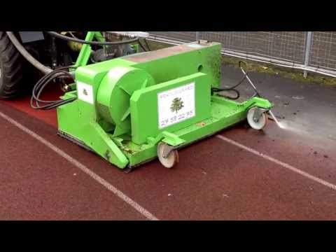 Rensning af løbebane på Glostrup Stadion April 2013 af firmaet Arkilsgaard