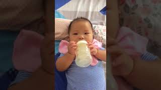 Look ma! I can hold my own bottle! Confirmed!