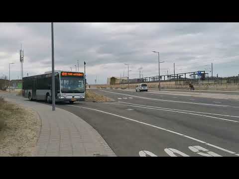 Toeterende Bus komt aan op Hoek van Holland strand