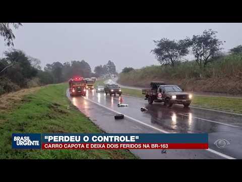 Carro capota e deixa duas pessoas feridas na BR-163, em Cascavel