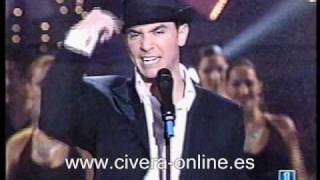 David Civera canta &quot;Bye bye&quot; en la gala de Tve&quot;Con la primera al 2004&quot;