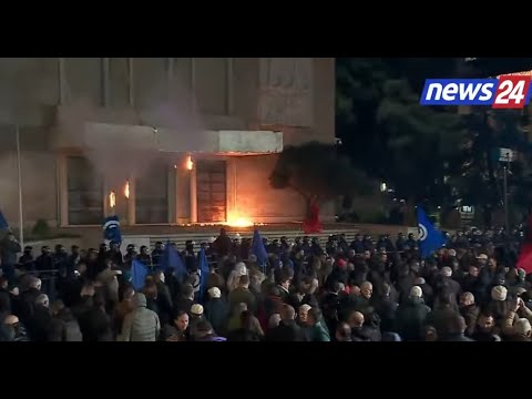 🔴Revoltë para Kryeministrisë, hidhet molotov drejt ndërtesës qeveritare. Përplasje me policinë