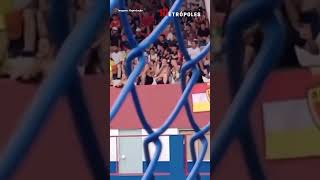 Torcedor do Brusque é flagrado imitando avião em jogo da Chapecoense