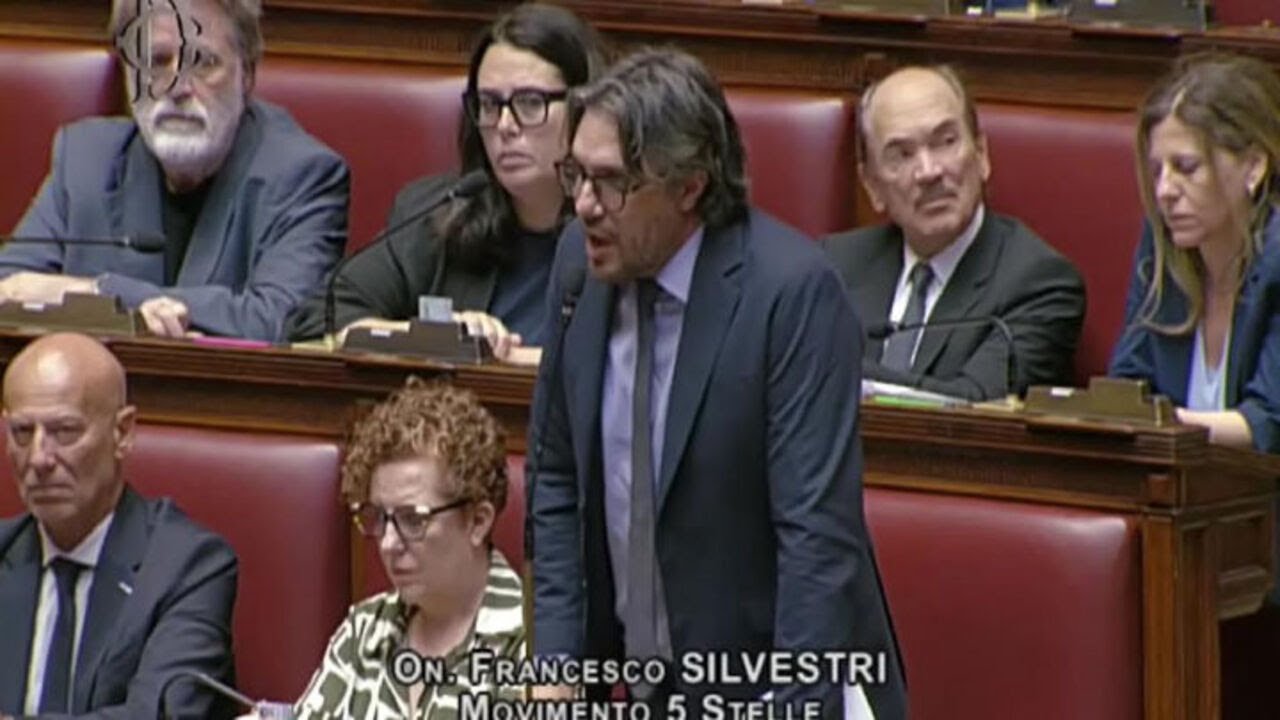 Silvestri (M5S) a Meloni: Non ha rialzato la schiena con Trump e Netanyahu, ha indossato ginocchiere