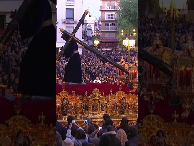 Vídeo relacionado con Balconera Cristo de los Gitanos. Decoración religiosa de tela 100x70 cm. Balconera Cristo de los Gitanos Sevilla decoración balcón. Tela impresa Cristo de los Gitanos