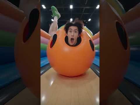 Jinu quiso bloquear a Rumi. ¡Ella lo usó de bola! 🎳😂#Shorts #Bolos #Comedia