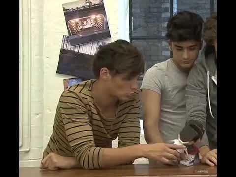 Louis Tomlinson kissing Zayn Malik