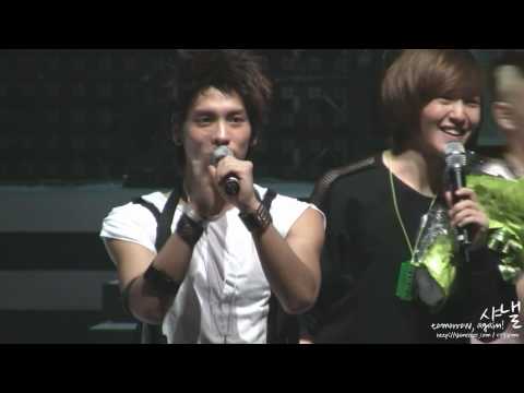 100730 Jonghyun bows to fans&Taemin riding piggyback on dancer hyung @ MB(won #1)