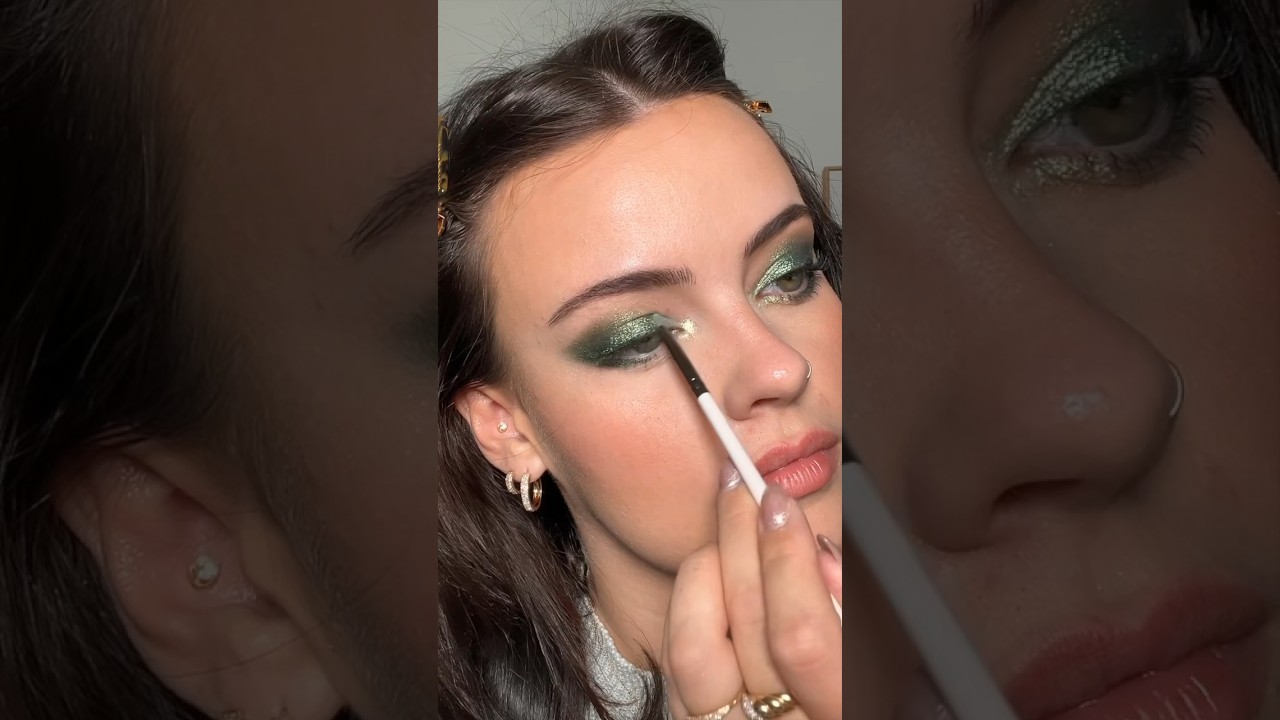 Green Sparkly Eye Look #makeup #beauty #eyelook #eyeshadow