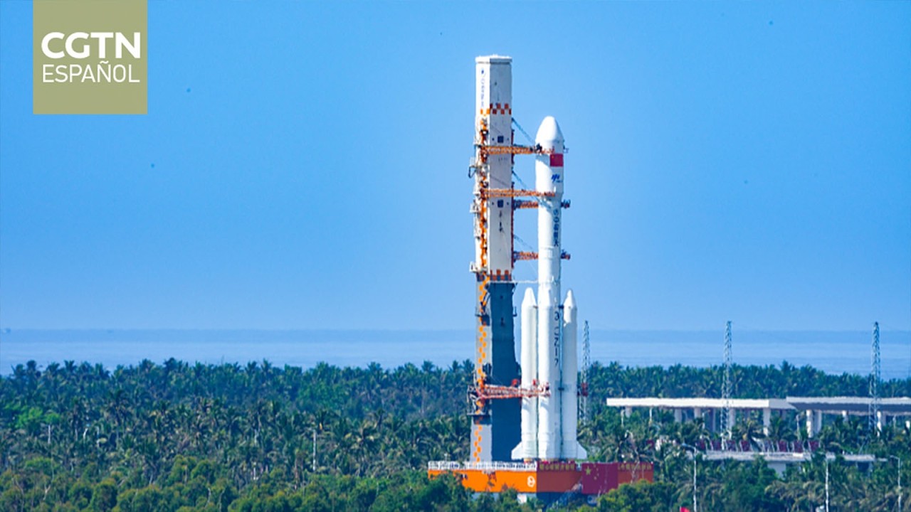 Cohete que transporta la última nave de carga china llega a la plataforma de lanzamiento en Hainan