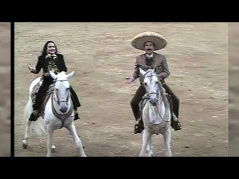 FLOR SILVETRE Y ANTONIO AGUILAR CANTANDO A DUO EN LA MONUMENTAL DE MORELIA