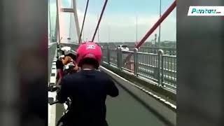 Download lagu Fenomena Air Laut 'Terpisah' di Jembatan Suramadu mp3