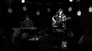 Suzie Vinnick - Drift Away