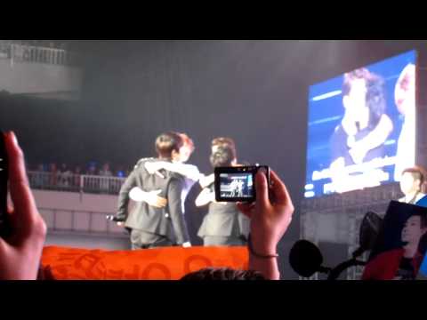 120429 SS4 INA - Haemin hugging during Destiny