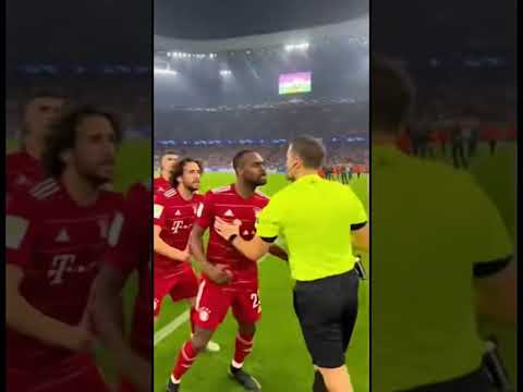 Trois Cartons rouges pour les joueurs du Bayern en même temps.😱😱
