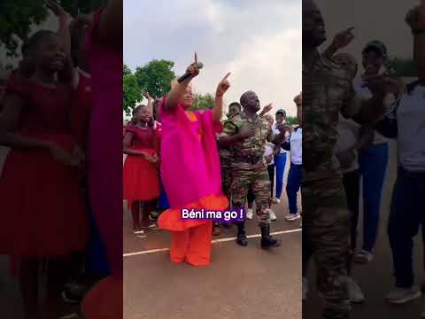 Quand un homme en tenu béni sa femme ça donne ceci 🤌🏾 #TonFeu #love on craque ou pas ⁉️ Moi Oui 🥰