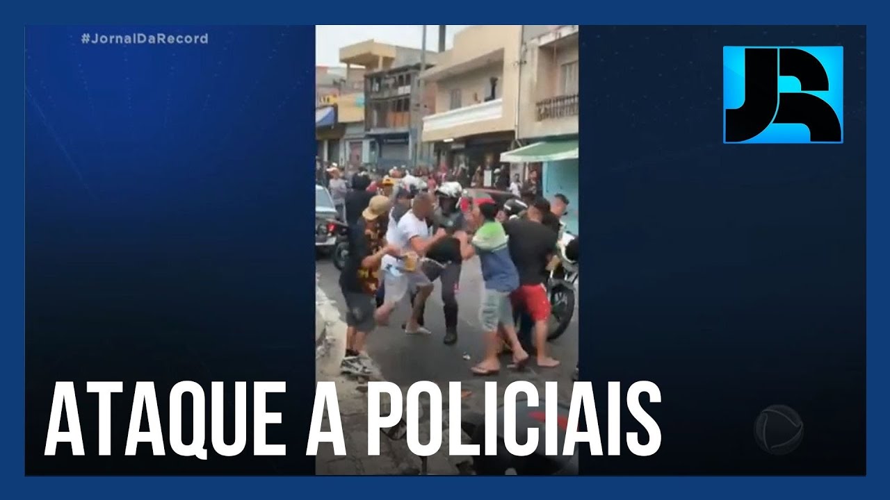 PMs são cercados e agredidos por grupo de jovens durante baile funk em SP; suspeito é baleado