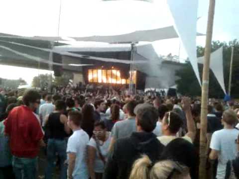 Luciano plays Jamie Woon's Lady Luck @ Love Family Park 2011-07-03