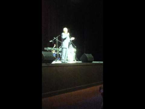 Fabrizio cantando en el homenage de Benny More