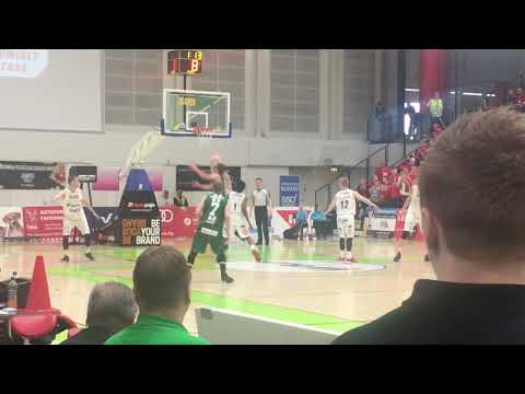 KTP-Basketin Mikael Aalto tekee tilanteeksi 16-14, Joni Herrala antoi syötön