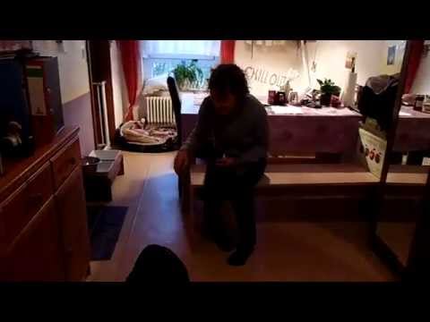 Basima zeigt uns wie sie den Lichtschalter mit 6 Monaten an und wieder aus macht.