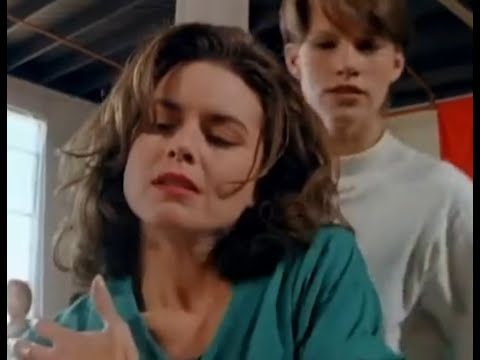 Silk Stalkings - The beautiful Mitzi gets her knocked out and defeated in two catfights
