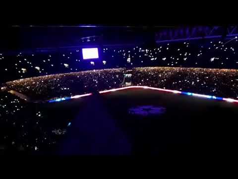 Vlaggertjes moment met Andre Rieu voorafgaand van Ajax - Real Madrid.