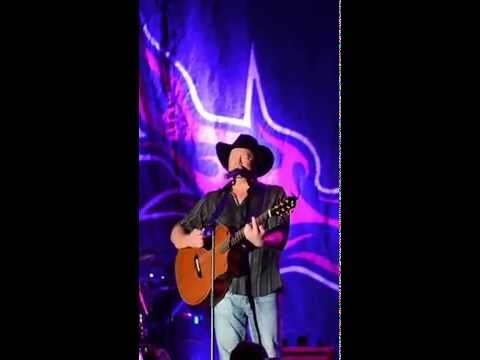Tracy Lawrence sings 
