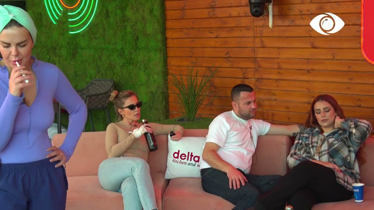 Gocë e mirë, Olta ironizon Zhaklinën para banorëve