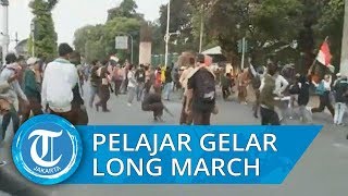 Ratusan Pelajar Gelar Long March di Jalan Gatot Subroto Menuju DPR RI