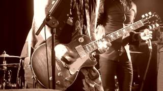 BUCKCHERRY - Out of Line (Live In Belfast)