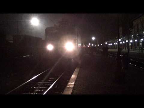 Trenul R5610 Suceava Nord - Iasi intra in statia Suceava tras de EA302 - 23.12.2016