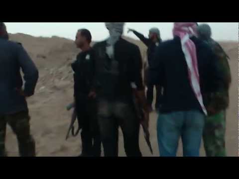 لحظة إخراج جثمان محمود الزهور  أحد عناصر لواء الأمة في دير الزور