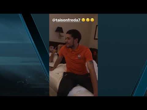 Dentinho zoando Taison que sofria com rebaixamento